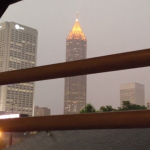 Impresionante como un rayo impacta contra un edificio en Atlanta