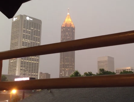 Impresionante como un rayo impacta contra un edificio en Atlanta