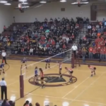 Tremendo remate en un partido de voleibol femenino