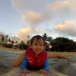 Su primera ola: Un padre inicia a su hijo en el surf
