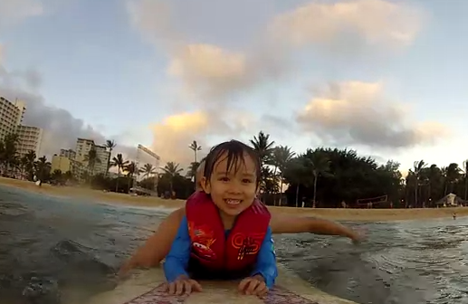 Su primera ola: Un padre inicia a su hijo en el surf