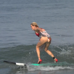 Mujeres surfeando en tacones y vestidas
