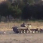 Un tanque es impactado por un misil ATGM