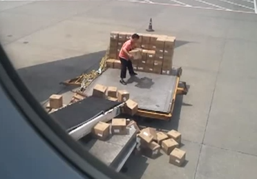 Trabajador del aeropuerto de Guangzhou haciendo su trabajo con muy pocas ganas