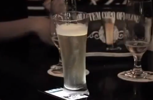 Vaso offline: Ingeniosa estrategia para que las personas dejen el móvil cuando están en el bar