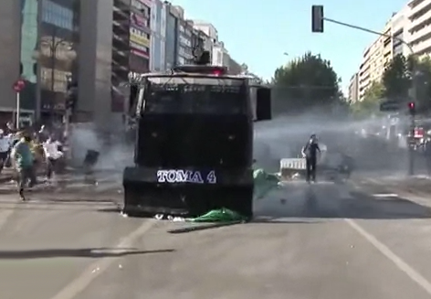 Manifestante turco atropellado por un vehículo blindado de la policía