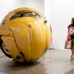 Impresionante escultura de un VW Beetle convertido en una pelota