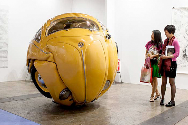 Impresionante escultura de un VW Beetle convertido en una pelota