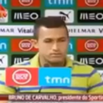 Un jugador recién fichado del Sporting de Lisboa se tira un pedo en medio de su presentación oficial