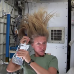 ¿Cómo se lavan el pelo en el espacio?