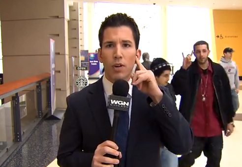 Un reportero estadounidense se venga de los espontáneos que saludan a cámara