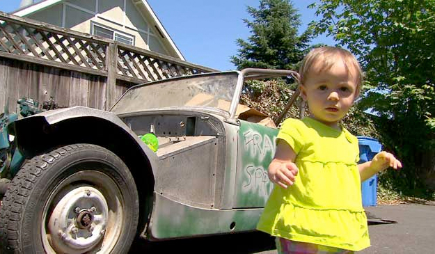 Una niña de 14 meses coge el móvil de su padre y compra un coche por eBay