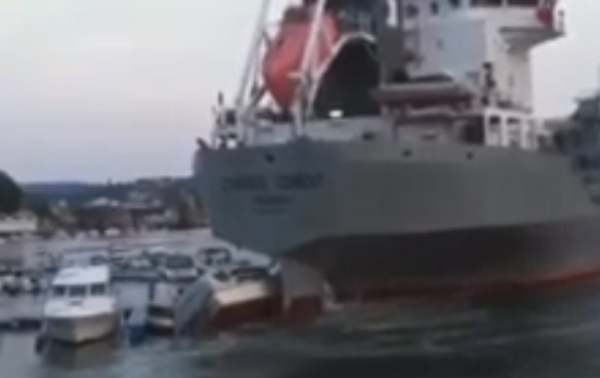 Un barco carguero destroza varias embarcaciones en un puerto deportivo de Noruega