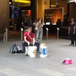 Ojo a lo que hace este hombre con cuatro cubos...