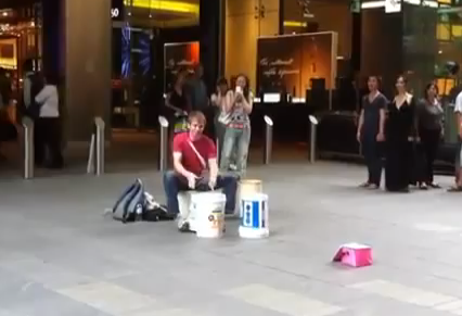 Ojo a lo que hace este hombre con cuatro cubos...