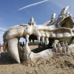 Escultura gigante de una calavera de dragón inspirada en Juego de Tronos