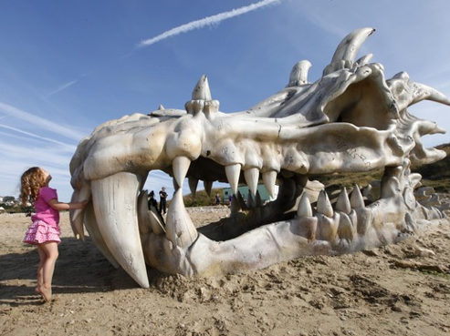 Escultura gigante de una calavera de dragón inspirada en Juego de Tronos