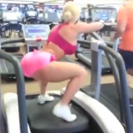 Coco Austin probando la nueva máquina del gimnasio