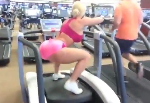 Coco Austin probando la nueva máquina del gimnasio