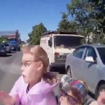 Una madre cruza por mitad de la calle y un coche atropella a los dos hijos