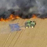 Un agricultor hace un cortafuegos con su tractor