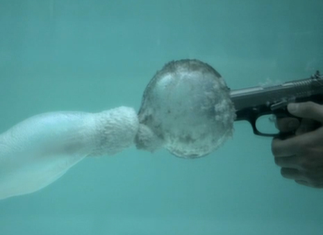 Así es como se ve un disparo debajo del agua