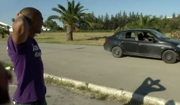 Otro que piensa que saltar por encima de un coche es sencillo...