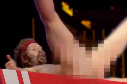 Un hombre desnudo se cuela en el programa American Ninja Warrior