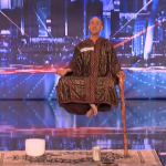 El jurado de America's Got Talent flipando con la mierda-truco de la estructura metálica camuflada