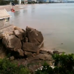 Monos se divierten saltando al mar desde un roca en Khao Takiab, Tailandia