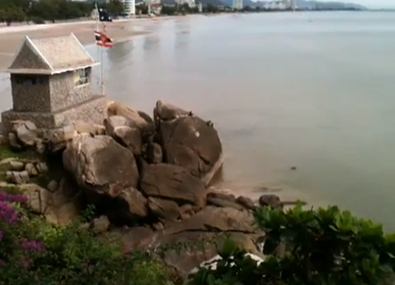 Monos se divierten saltando al mar desde un roca en Khao Takiab, Tailandia