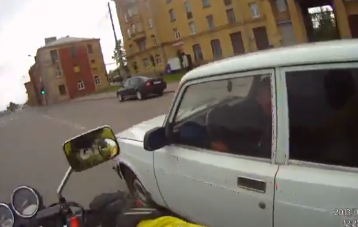 Un motorista casi choca contra un coche que se incorpora a la vía y la toma con el conductor