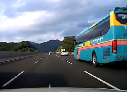 Una mujer se cae del coche en mitad de la autopista