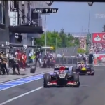 Un neumático del coche de Mark Webber sale despedido y golpea a un cámara