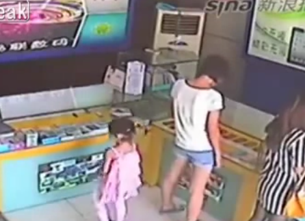 Una niña roba un iPad en una tienda