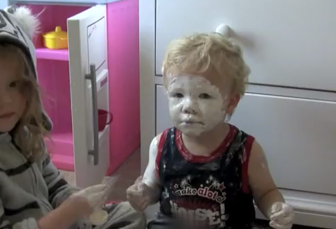 La hija mayor se queda cuidando del pequeño y le protege bien con crema solar