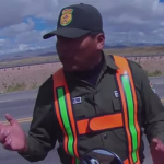 Unos policías bolivianos intentan aprovecharse de dos motoristas argentinos