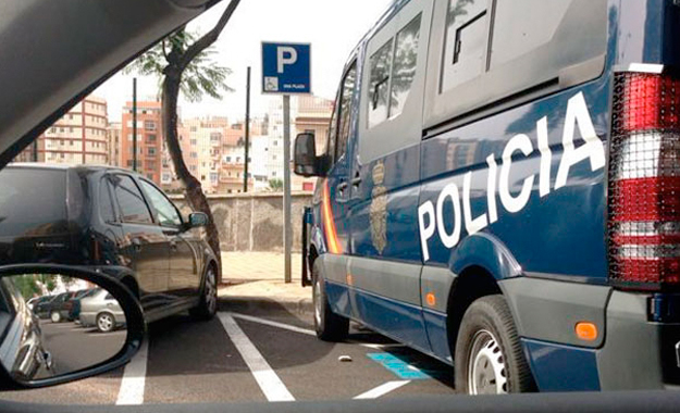 Policías nacionales ocupan una plaza de minusválidos para ir a desayunar