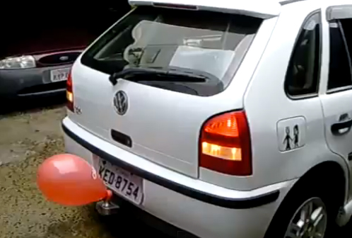 ¿Tu coche no tiene sensor de aparcamiento?. No hay problema...