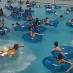 Socorrista salva a una niña de ahogarse en una piscina de olas