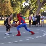 Spiderman jugando al baloncesto