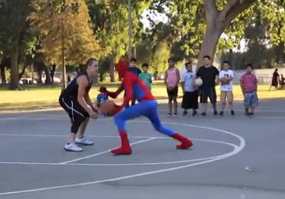 Spiderman jugando al baloncesto
