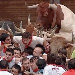 Impresionantes imágenes del 'tapón humano' que bloqueó la entrada a la plaza en el séptimo encierro de San Fermín