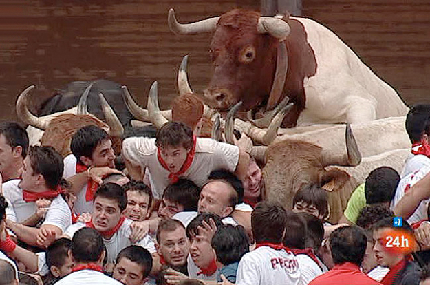 Impresionantes imágenes del 'tapón humano' que bloqueó la entrada a la plaza en el séptimo encierro de San Fermín