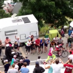 Tour de Francia 2013: Un espectador le pone la zancadilla a un hombre que iba corriendo detrás de un ciclista