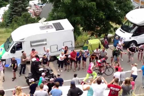 Tour de Francia 2013: Un espectador le pone la zancadilla a un hombre que iba corriendo detrás de un ciclista