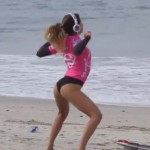 Anastasia Ashley calentando antes de surfear