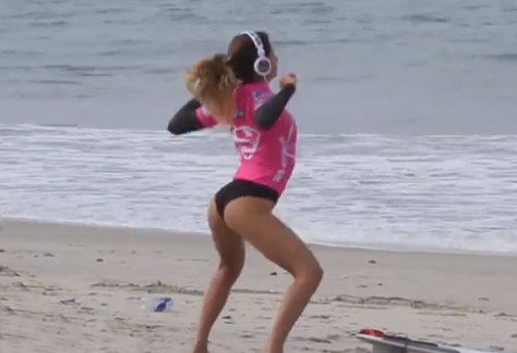 Anastasia Ashley calentando antes de surfear