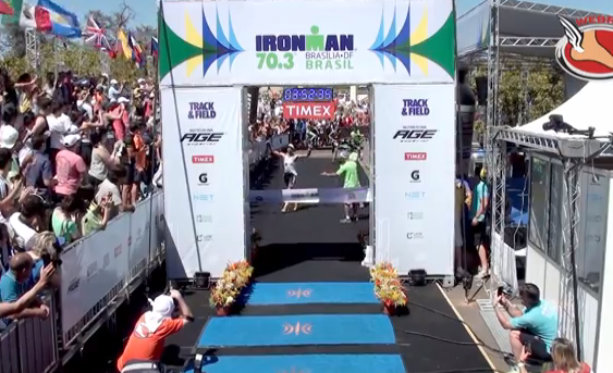 Jérémy Jurkiewicz aprende a no celebrar la victoria antes de tiempo en el Ironman Brasil 2013