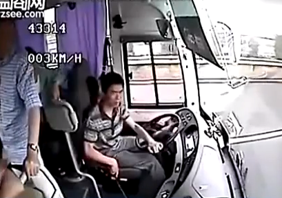 Brutal accidente grabado desde el interior de un autobús